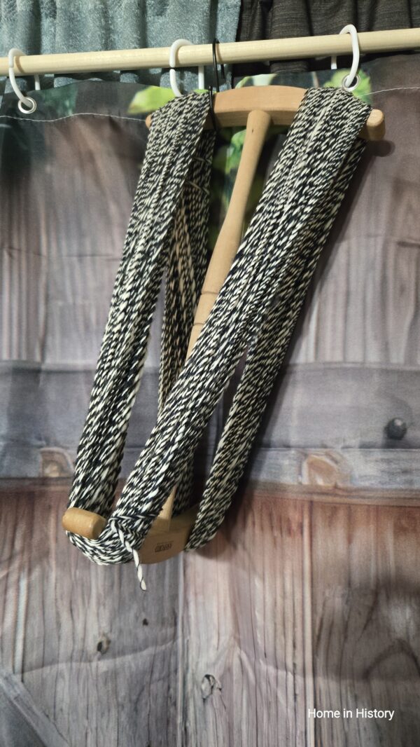 Homespun Yarn: Black and white, Wool, fingering, 925 ft