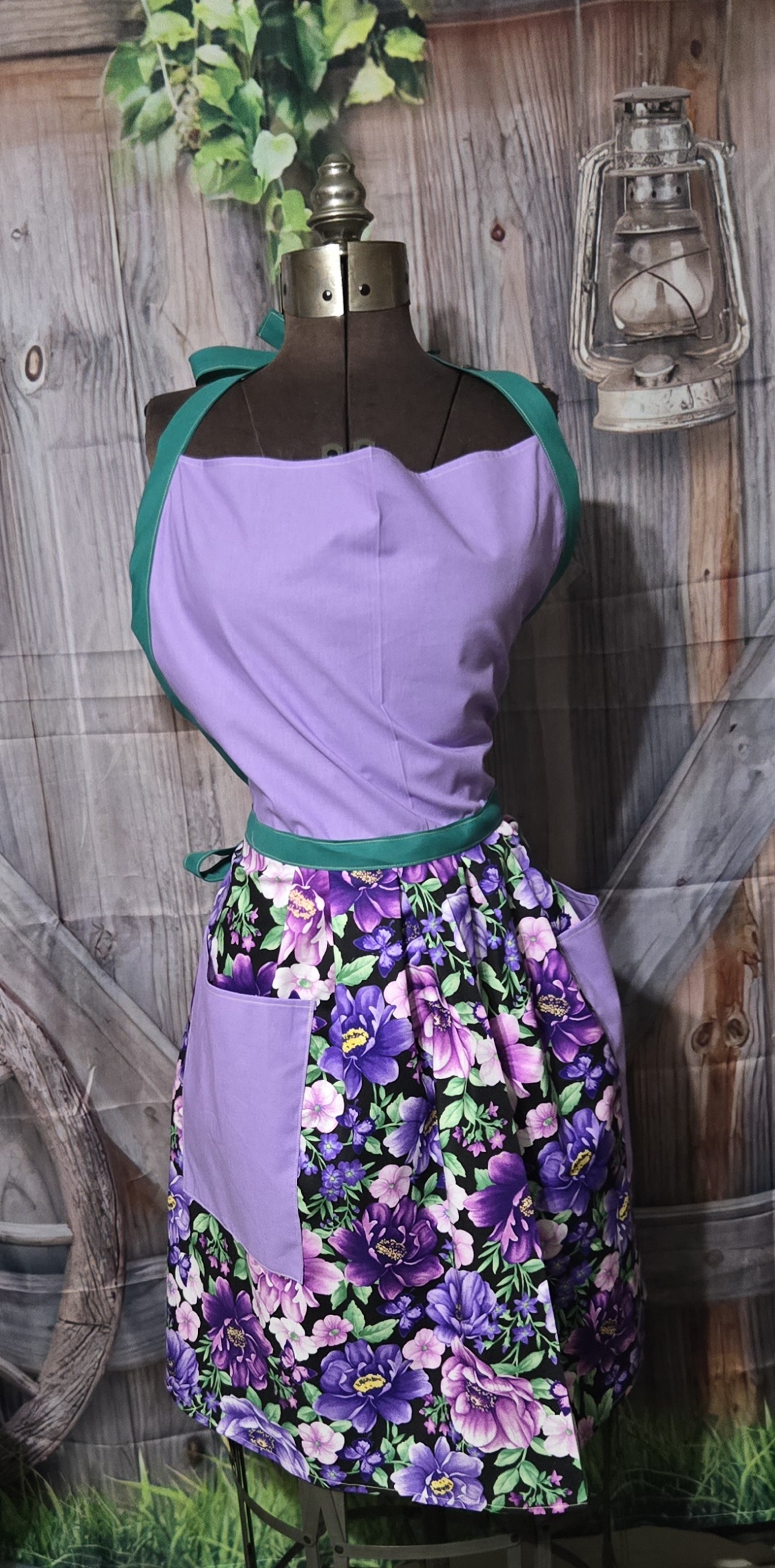 Kitchen Apron Full: Flowers: Purple top with flower print and two pockets - Image 2