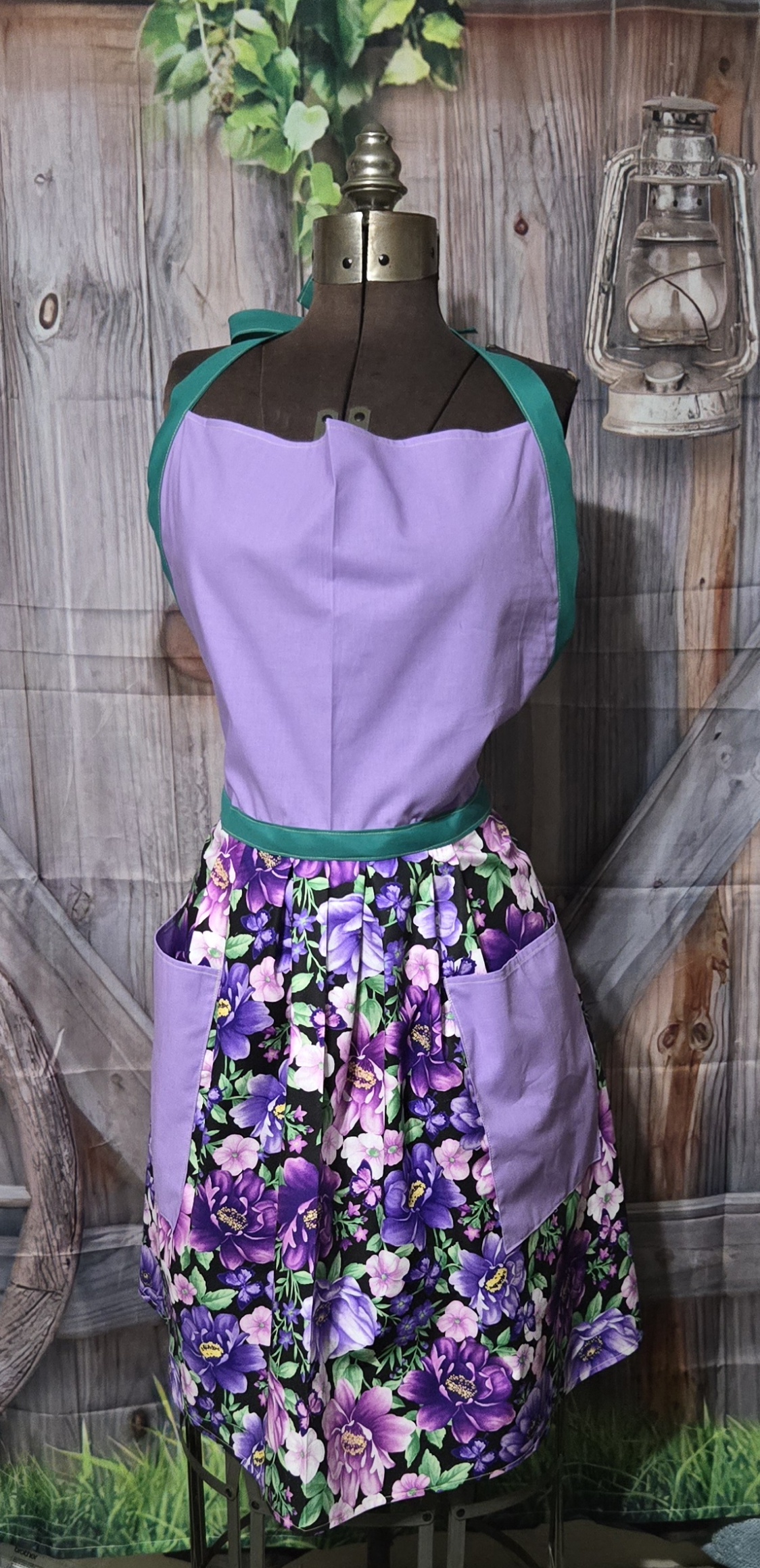 Kitchen Apron Full: Flowers: Purple top with flower print and two pockets - Image 3