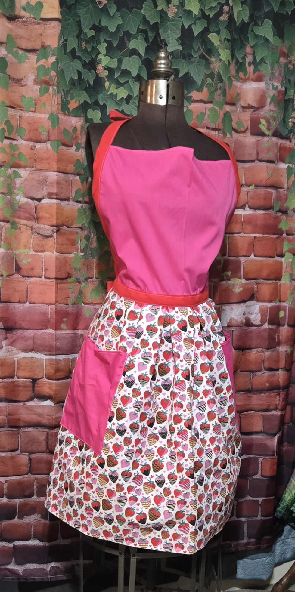 Kitchen Apron Full: Valentines: Pink top with chocolate covered strawberries print skirt and two pockets - Image 2
