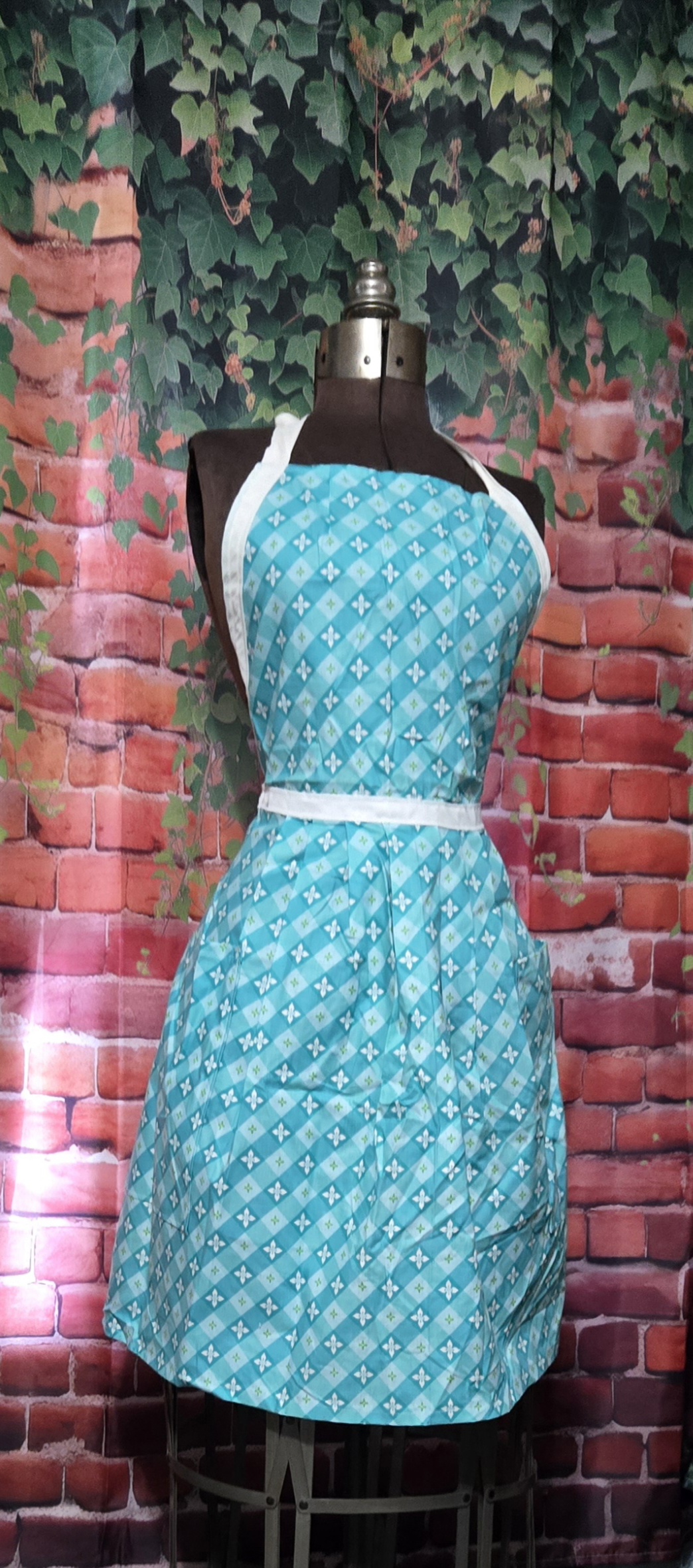 Kitchen Apron Full: In the Garden, Blue Periwinkle 2 pockets, Gathered skirt - Image 2