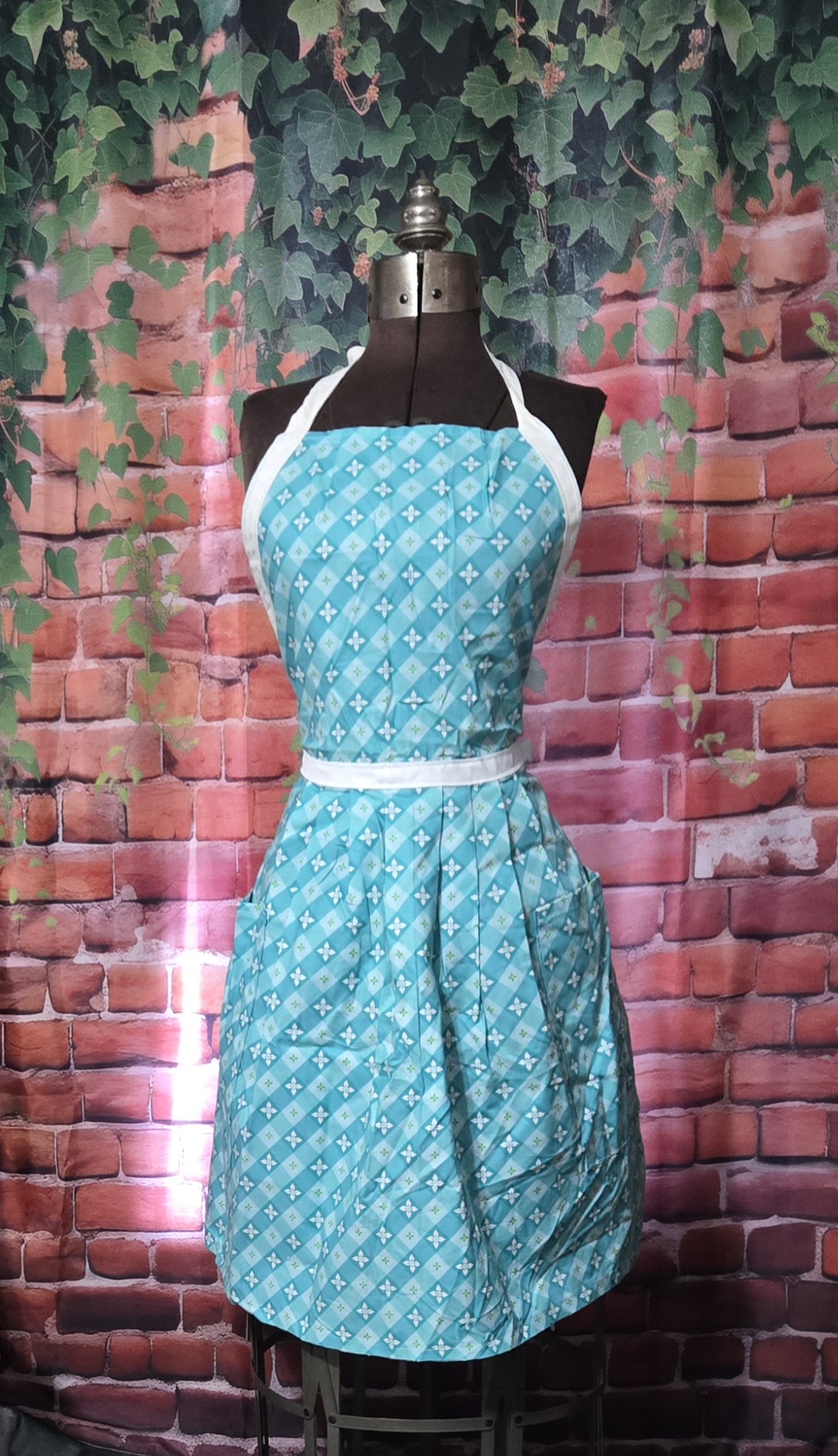 Kitchen Apron Full: In the Garden, Blue Periwinkle 2 pockets, Gathered skirt